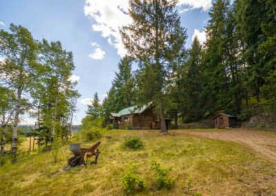 AP Ranch exterior Image of Cozy Canadian Cabin driveway.