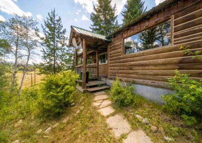 AP Ranch exterior Image of Cozy Canadian Cabin front enterance.